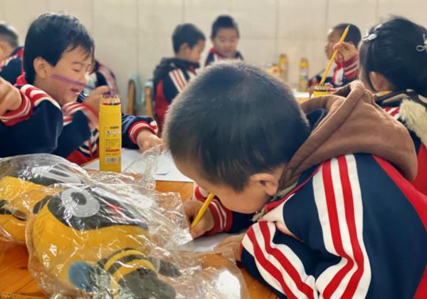 惠農(nóng)網“臍願達橙”公益行(xíng)動捐贈第一(yī)站(zhàn)：送進大(dà)山(shān)的(de)心願