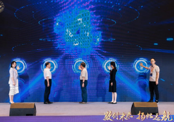 2024數(shù)字商務湘江論壇舉行(xíng)，數(shù)字縣域“人(rén)才先蜂計(jì)劃”發布