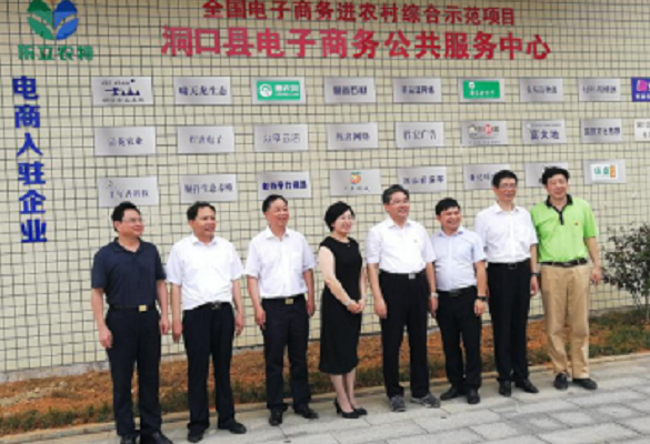 湖(hú)南(nán)省副省長(cháng)隋忠誠率團考察洞口電(diàn)商産業(yè)園 肯定惠農(nóng)網電(diàn)商扶貧工(gōng)作(zuò)